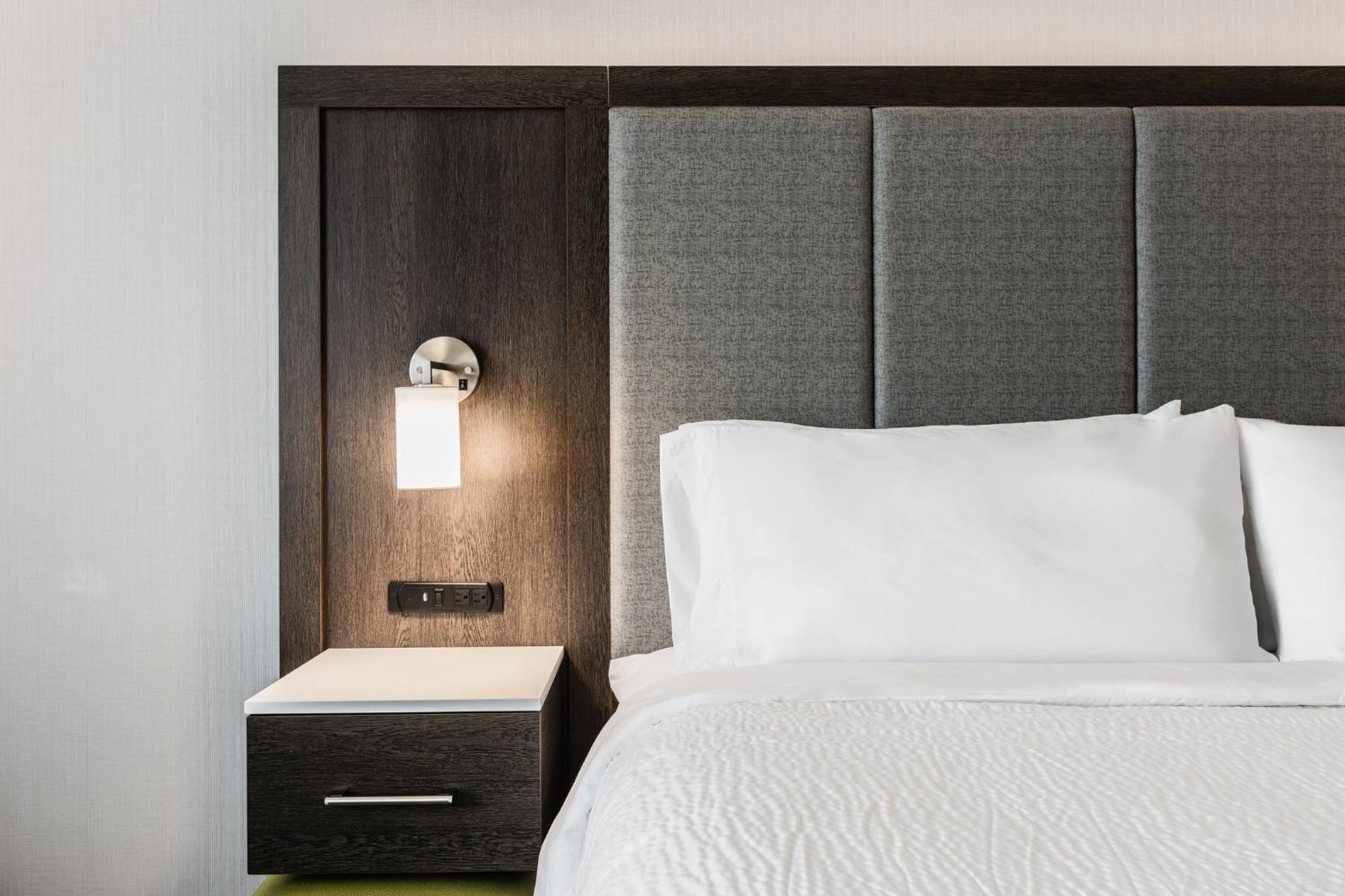 Holiday Inn Express & Suites - Toronto Airport South By Ihg Exterior photo