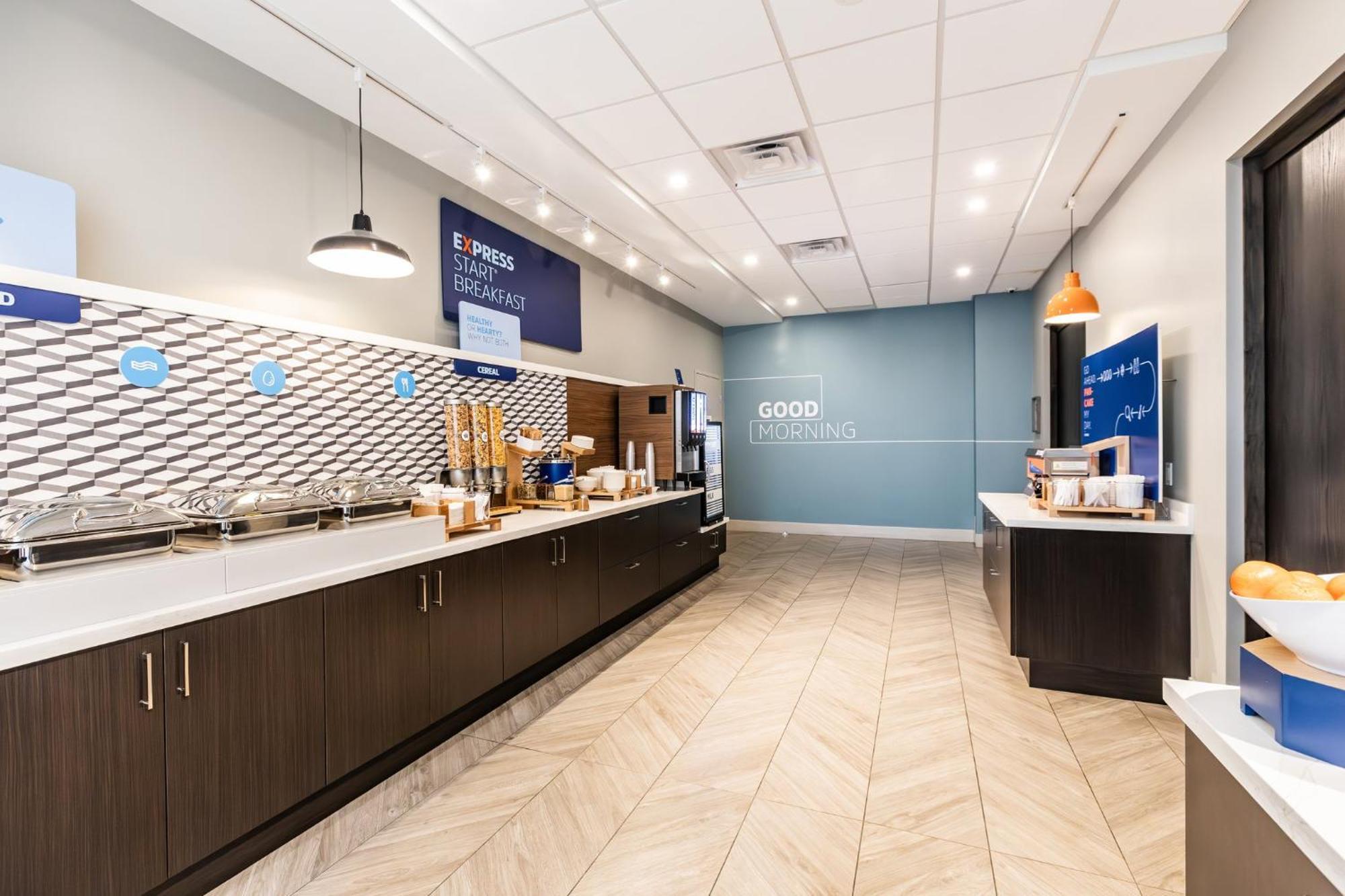 Holiday Inn Express & Suites - Toronto Airport South By Ihg Exterior photo