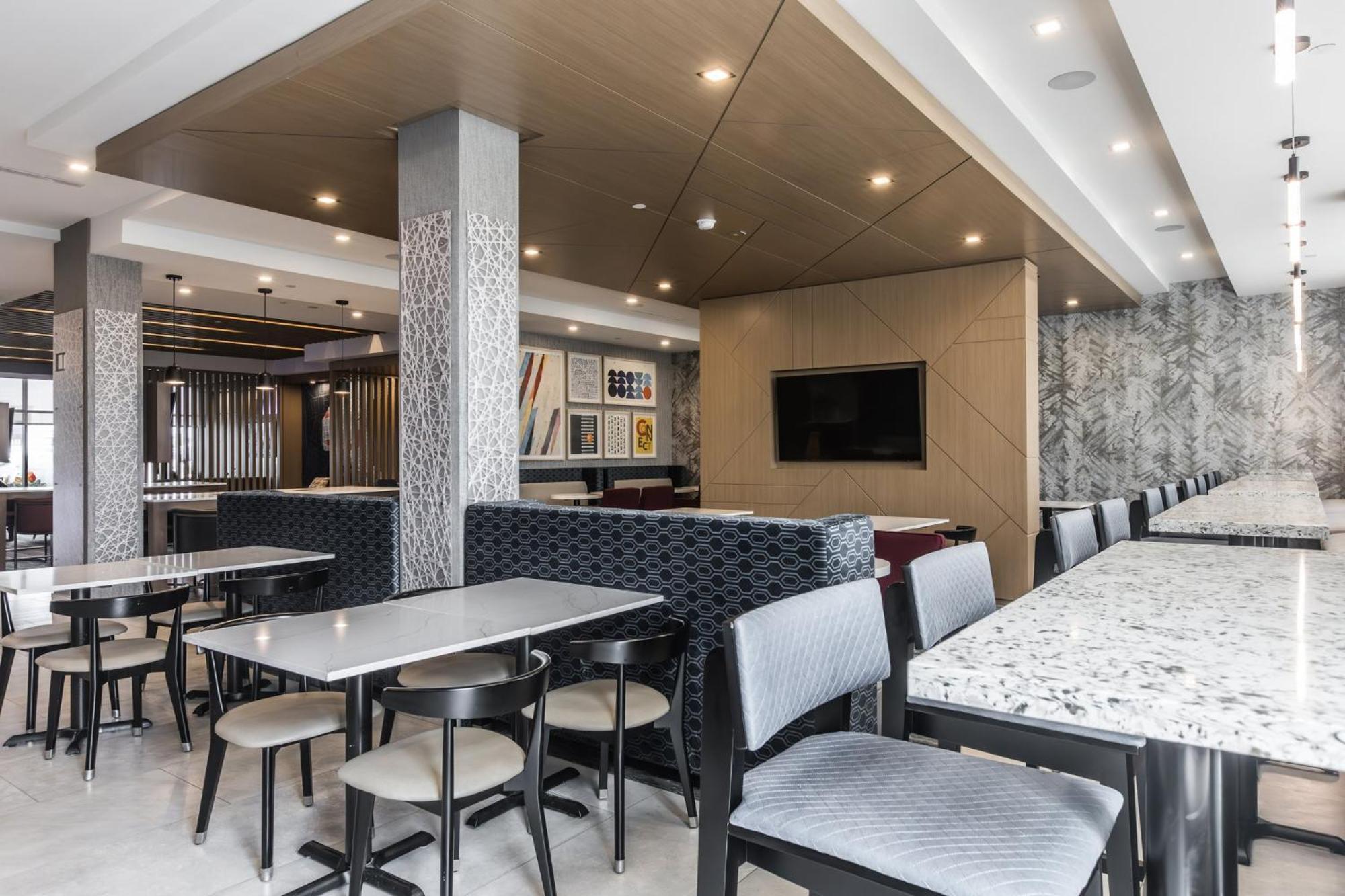 Holiday Inn Express & Suites - Toronto Airport South By Ihg Exterior photo