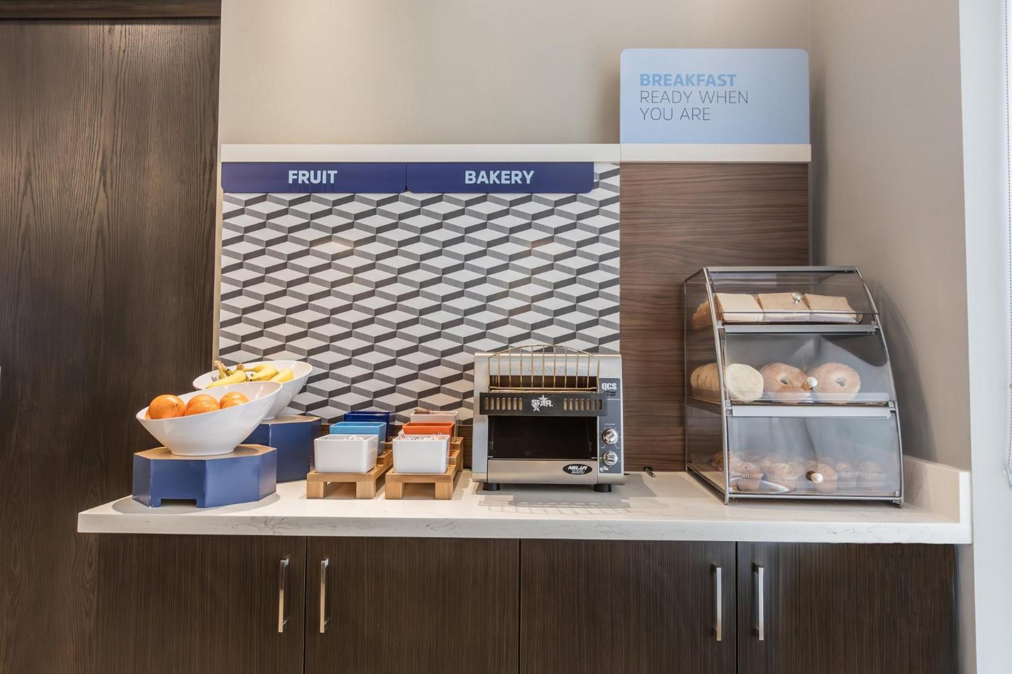Holiday Inn Express & Suites - Toronto Airport South By Ihg Exterior photo