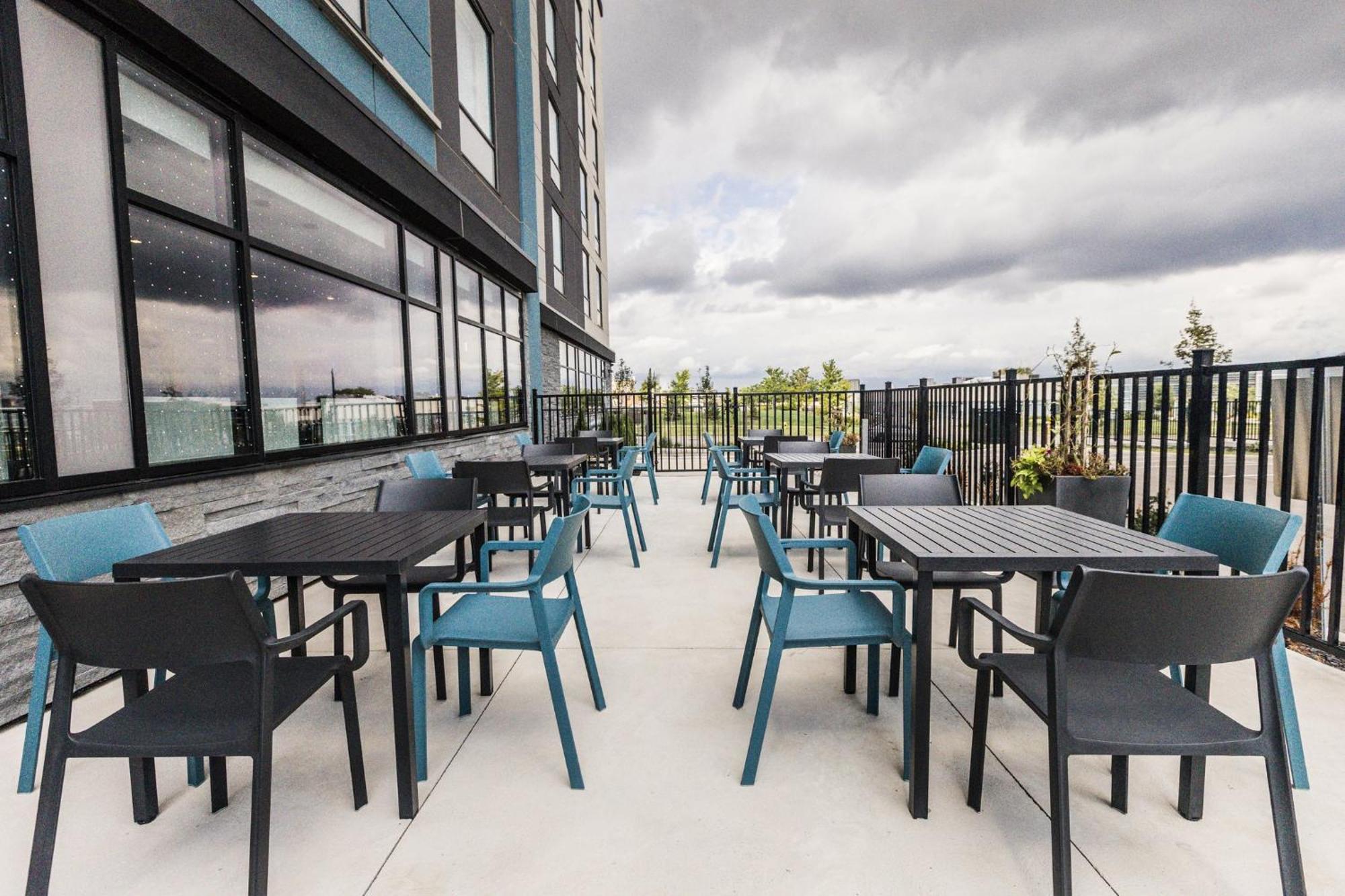 Holiday Inn Express & Suites - Toronto Airport South By Ihg Exterior photo