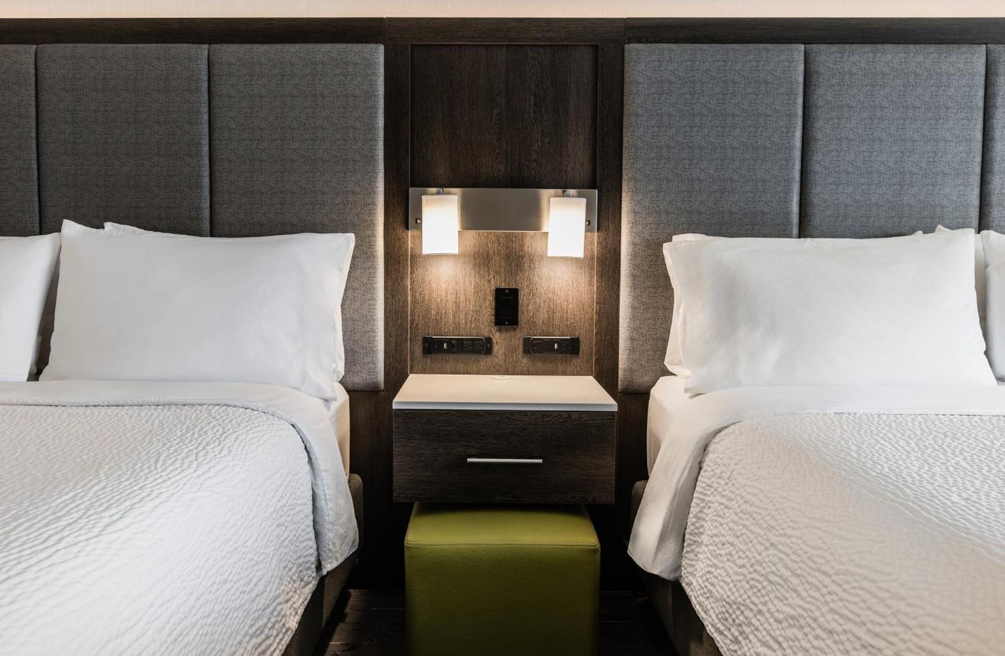 Holiday Inn Express & Suites - Toronto Airport South By Ihg Exterior photo