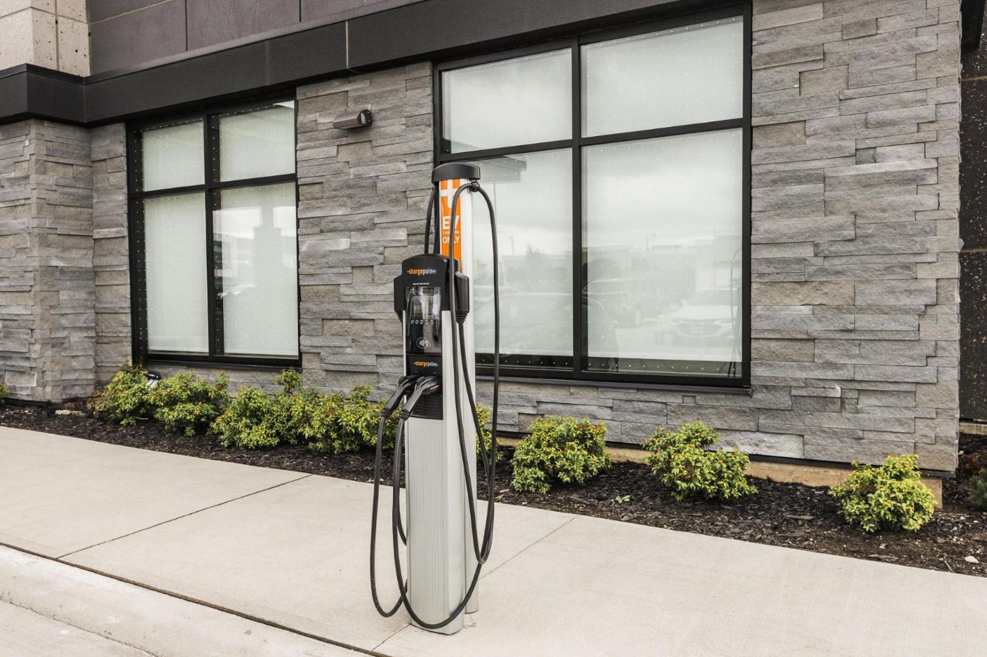 Holiday Inn Express & Suites - Toronto Airport South By Ihg Exterior photo