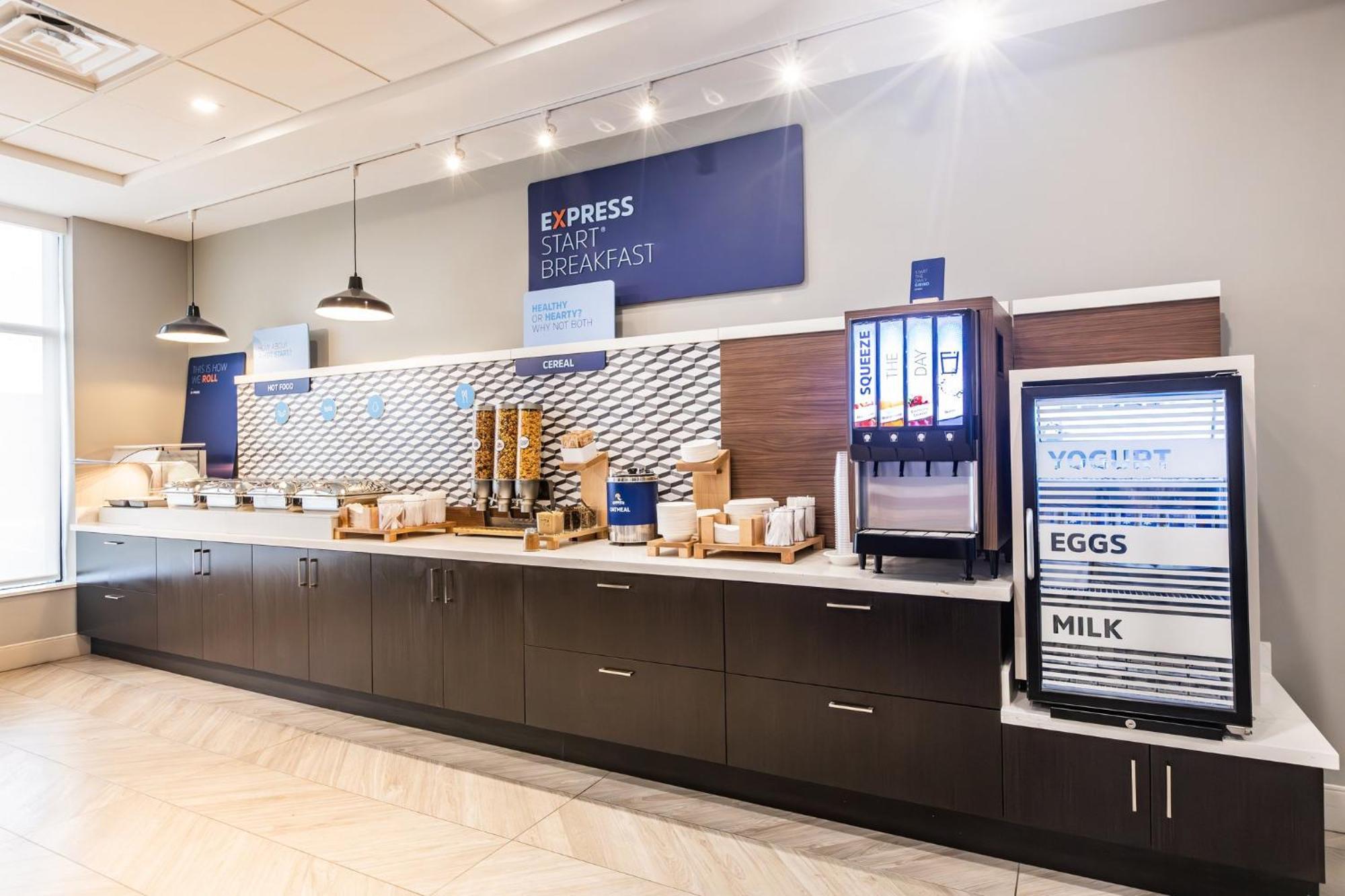 Holiday Inn Express & Suites - Toronto Airport South By Ihg Exterior photo
